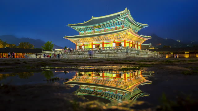 Zeitraffer-des-Gyeongbokgung-Palace-in-der-Nacht-in-Seoul,-Südkorea.