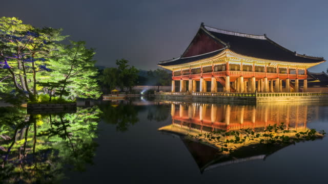 Lapso-de-tiempo-del-Palacio-de-Gyeongbokgung-en-la-noche-en-Seúl,-Corea-del-sur.