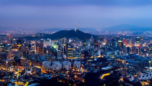Stadtbild-von-Seoul-und-Seoul-Tower-in-der-Nacht,-Südkorea.