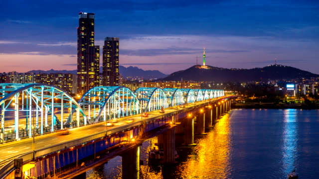 Lapso-de-tiempo-del-centro-urbano-en-torre-puente-Dongjak-y-Seúl-sobre-el-río-Han-de-Seúl,-Corea-del-sur.