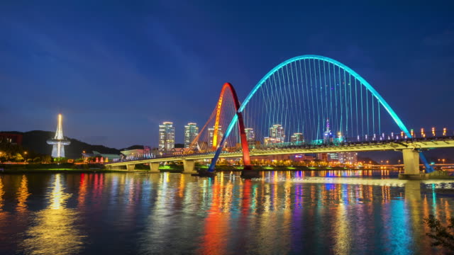 Time-lapse-of-Colorful-bridge-and-reflection-Expo-Bridge-in-Daejeon,-South-Korea.