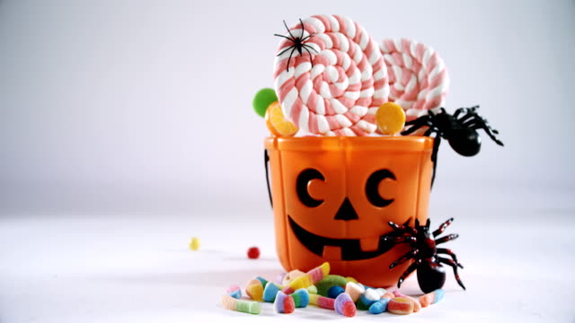 Halloween-Korb-gefüllt-mit-Lollipop-4k