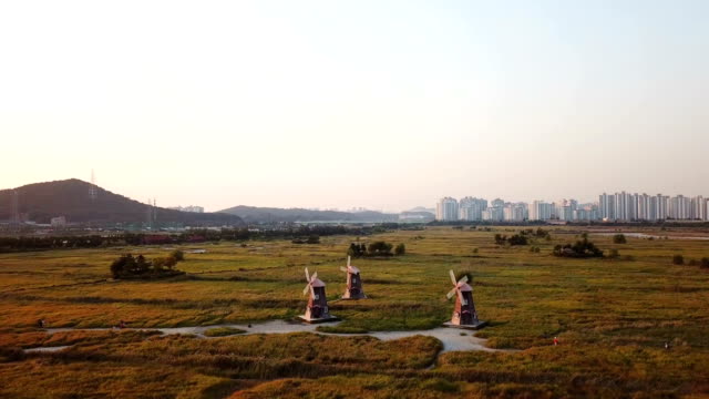 Luft-fliegen-neben-hölzerne-Windmühle-am-Incheon-Sohrae-Ecological-Park,-South-Korea.Drone-Video