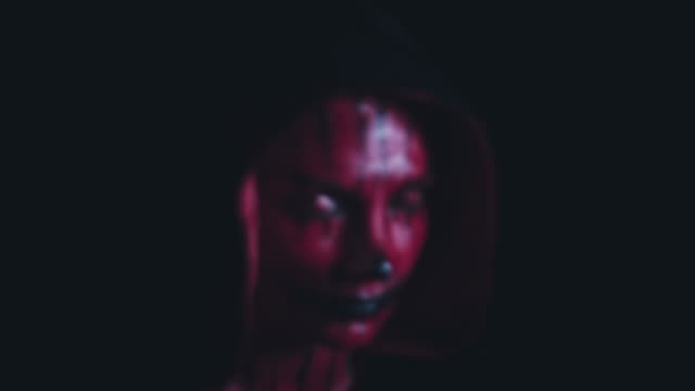 4-k-Horror-Halloween-Teufel-Blick-in-die-Kamera