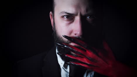4-k-Horror-Teufels-Hand-versucht,-Geschäftsmann-zu-töten