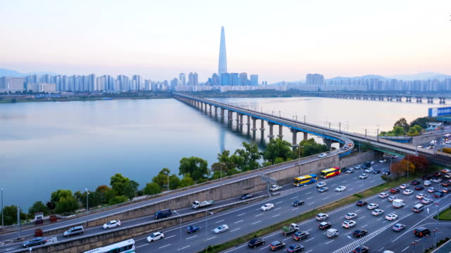 Traffic-Time-Lapse-of-Seoul-City-and-Lotte-Tower,South-Korea.