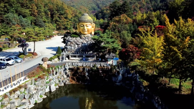 Luftbild-Herbst-Statue-des-Buddha-im-Wawoo-Tempel,-Yong-in-Korea