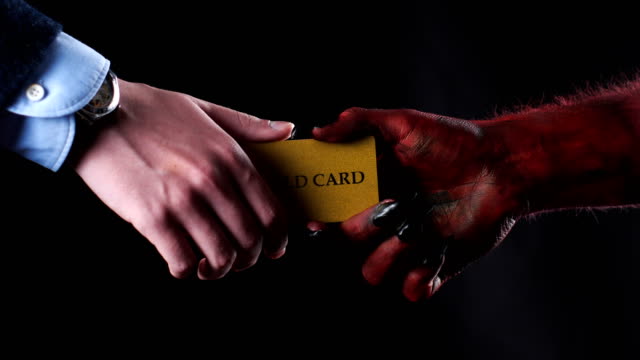 Rote-Dämon-Hand-verleiht-dem-Geschäftsmann-eine-gold-Kreditkarte.-50-fps