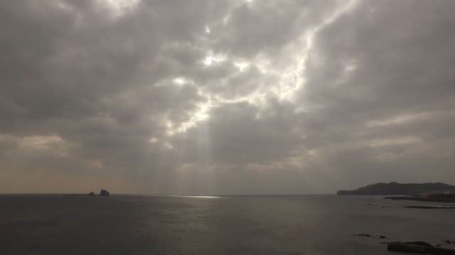 Sunshine-in-the-clouds-above-the-sea