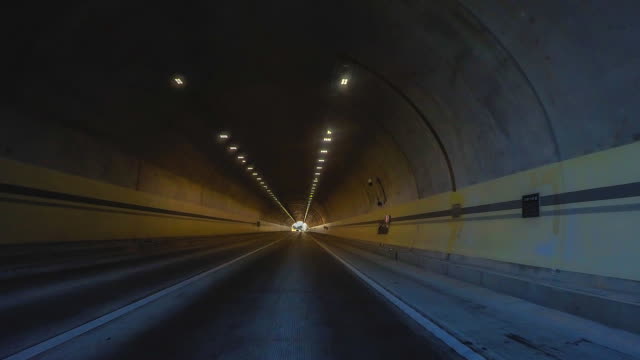 4K.-Túnel-del-camino-tiempo-lapso-de-ciudad-alma-de-Corea