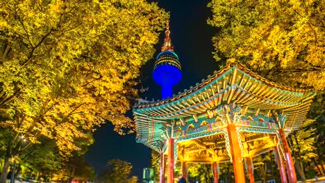 4K,-Time-Lapse-Ansicht-der-Seoul-Tower-im-Herbst-bei-Nacht-Wahrzeichen-der-Stadt-Seoul-Südkorea