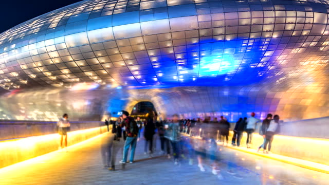 4K-Zeitraffer-Ansicht-gehen-Menschen-in-der-Stadt-Seoul-bei-Nacht,-Südkorea