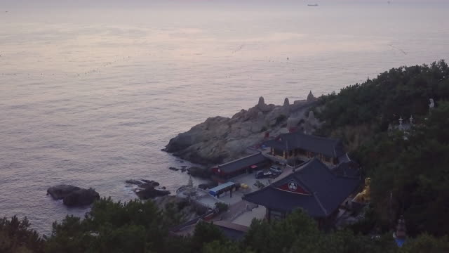 Vista-aérea-templo-de-Haedong-Yonggungsa-de-Busan-Corea-del-sur
