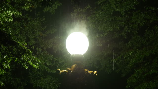 Steam-on-street-lamp-in-rain