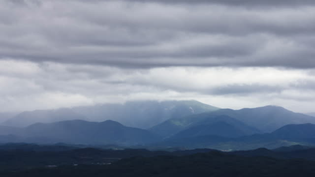 Hermosas-nubes-moviéndose-sobre-la-montaña-en-asia