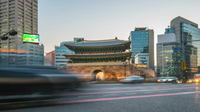 Timelapse-video-of-Namdaemun-Gate-with-seoul-traffic-street-at-night-in-Seoul,-South-Korea-Time-Lapse-4K