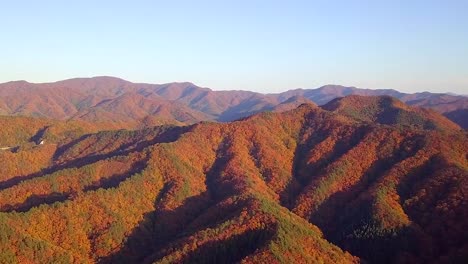 Herbstliche-Aussicht-auf-Berge-von-Südkorea