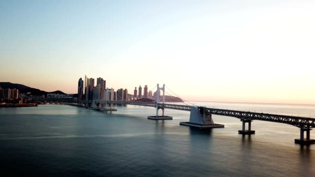 Vista-aérea-puente-de-Gwangan-y-Haeundae-en-Busan,-Corea-del-sur,-salida-del-sol.