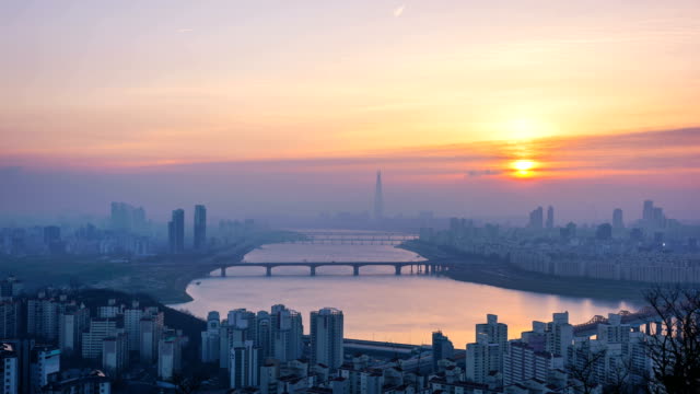 Amanecer-de-la-ciudad-de-Seúl-y-Torre-de-Lotte,-Corea-del-sur.-Lapso-de-tiempo-4k