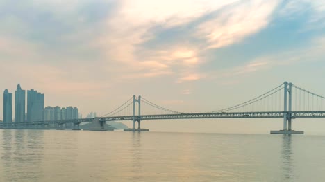 Busan-city-skyline-Gwangan-puente-amanecer-timelapse,-Busan,-Corea-del-sur-4K-lapso-de-tiempo