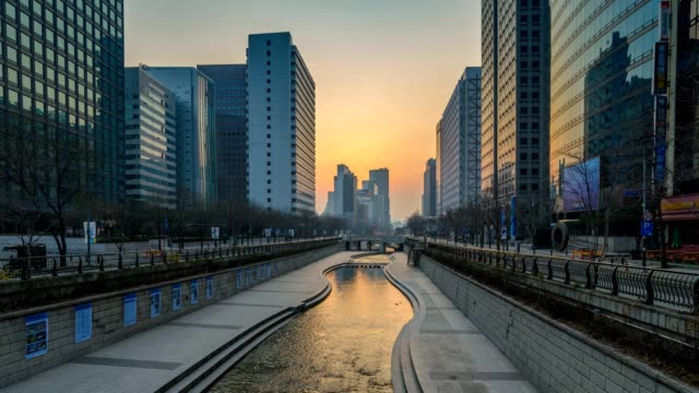 Timelapse-del-amanecer-en-el-arroyo-de-Cheonggyecheon,-Seúl,-Corea-del-sur-4K-Time-lapse