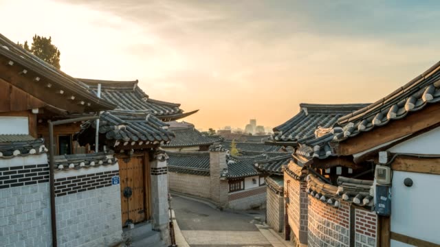 Timelapse-del-amanecer-en-Seúl-Bukchon-Hanok-Village,-Seúl,-Corea-del-sur-4K-Time-lapse