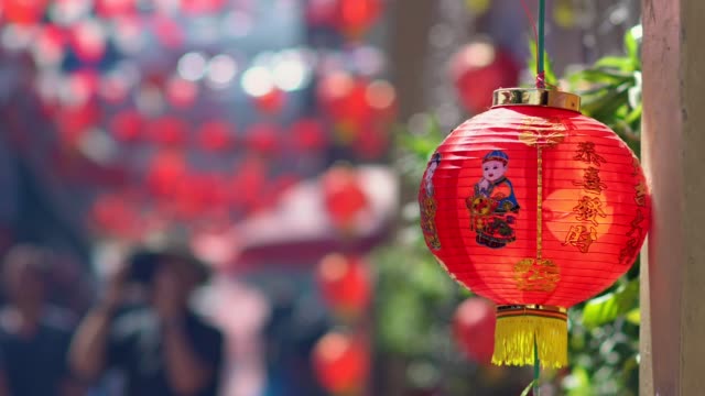 Touristen-Reisen-in-Chinatown,-das-chinesische-Neujahr-Laternen-schmücken