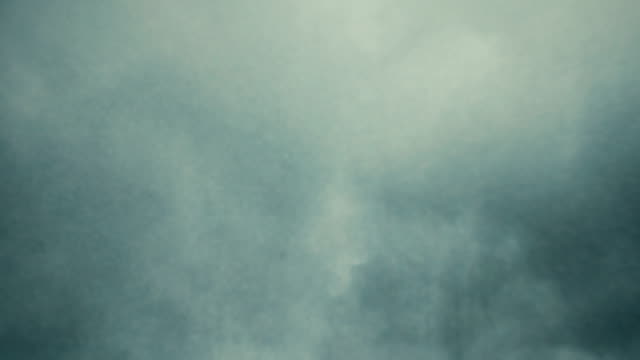 Gruselige-Halloween-8mm-dunkle-Gewitterwolke-Hintergrund