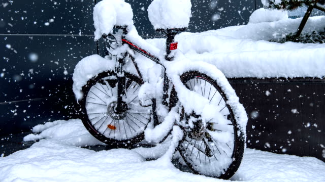 Fahrrad-und-Schneefall-im-winter