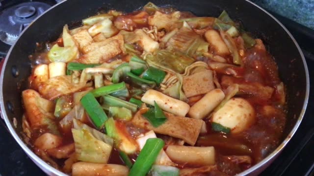 Koreanisches-Essen,-Tteokbokki.