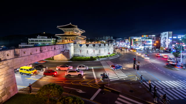 Traditionelle-Architektur-in-Korea-in-Suwon-in-der-Nacht,-Südkorea