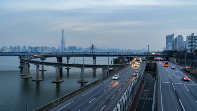 Timelapse-Traffic-at-night-in-Seoul-City,-South-Korea