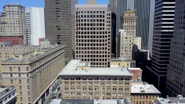 Bewegung-durch-die-Wolkenkratzer-in-Downtown-San-Francisco