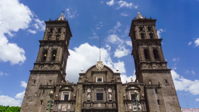 Zeitraffer-der-Wolken-über-die-Türme-der-Kathedrale-Santo-Domingo-in-Puebla,-Mexiko