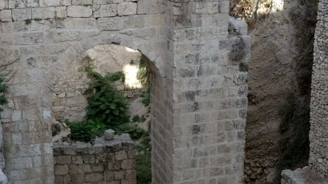arco-y-ruinas-en-el-estanque-de-Betesda-en-la-ciudad-vieja-de-Jerusalén