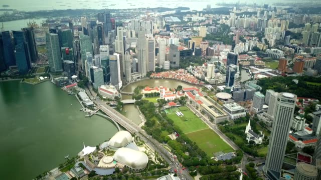 Vista-aérea-de-movimiento-de-tráfico-en-el-distrito-central-de-negocios-de-Singapur.