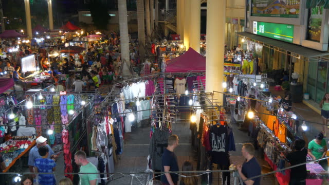 famosa-noche-phuket-isla-patong-comida-en-la-calle-mercado-en-la-azotea-slow-motion-panorama-4k-Tailandia