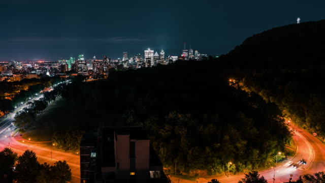 Skyline-de-la-ciudad-de-Montreal-montaje-real