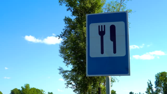 Russische-Straßenschild-Futterstation.