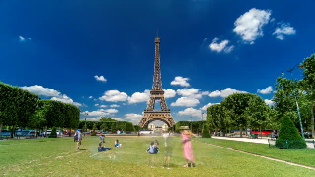 Eiffelturm-auf-Champs-de-Mars-in-Paris-Timelapse-Hyperlapse,-Frankreich
