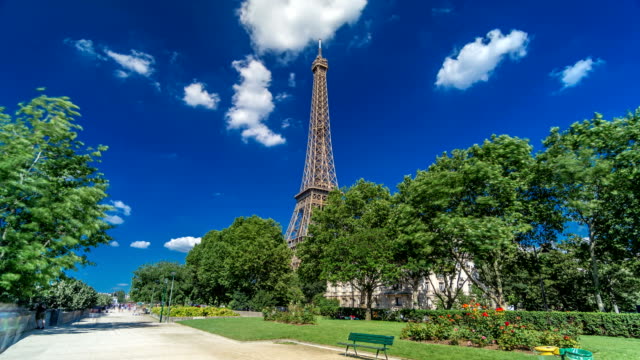 Torre-Eiffel-de-orilla-del-río-Siene-en-hyperlapse-timelapse-de-París,-Francia