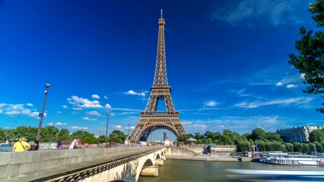 Eiffel-Tower-with-bridge-over-Siene-river-in-Paris-timelapse-hyperlapse,-France