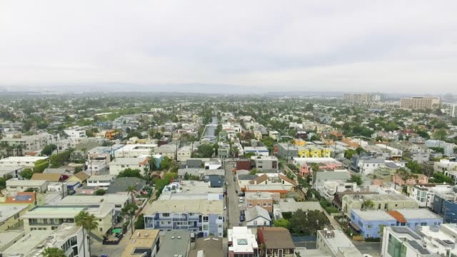 Luftbild-Abkehr-von-Nachbarschaft-in-Richtung-des-Ozeans-in-Kalifornien