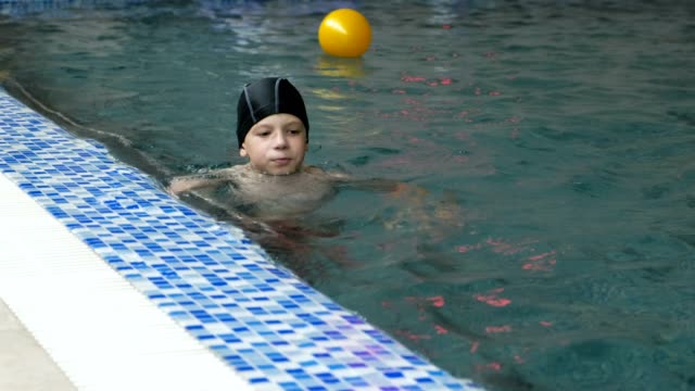 Junge-ist-im-Pool-schwimmen.-7-Year-Old.