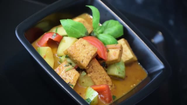 Tofu-Curry-Futternapf-Küche-Essen