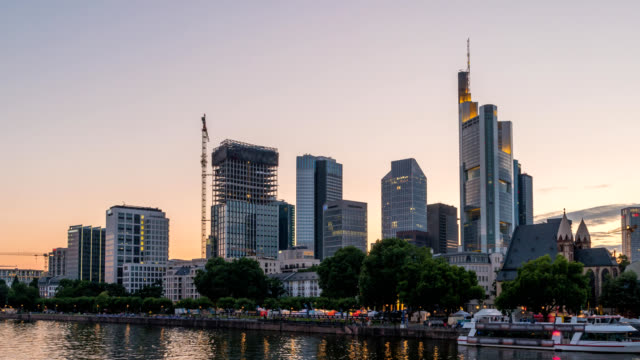 Día-de-skyline-de-la-ciudad-de-Frankfurt-para-timelapse-atardecer-noche,-lapso-de-tiempo-de-4K-de-Frankfurt,-Alemania
