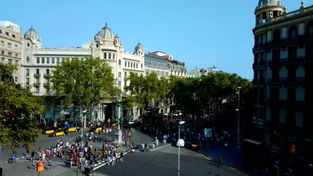 Vista-superior-de-la-calle-Rambla,-multitud-de-personas-anónimas-en-la-Rambla-de-Barcelona
