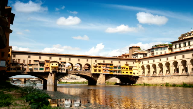 Florenz-in-Italien.-Ponte-Vecchio-an-einem-sonnigen-Tag.-Die-berühmte-mittelalterliche-Brücke-über-den-Arno-in-Florenz,-Italien.-Timelapse-4K-UHD-Video.-Nikon-D300