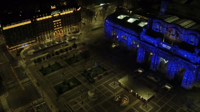 Luftbild-Drohne-Aufnahmen-von-Duomo-in-Milan-Nacht