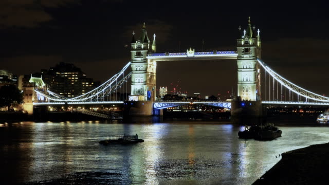 Nachtaufnahme-der-Tower-Bridge-aus-dem-südlichen-Ufer-der-Themse